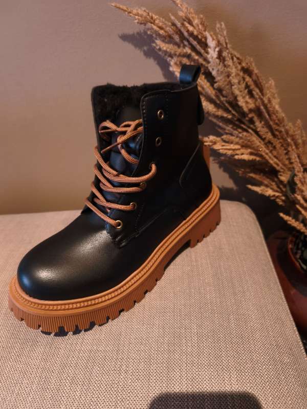 Svartir brúnir boots með reymum