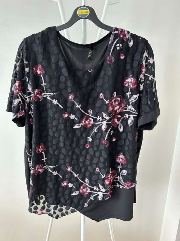 Skyrta svört með blómamynstri