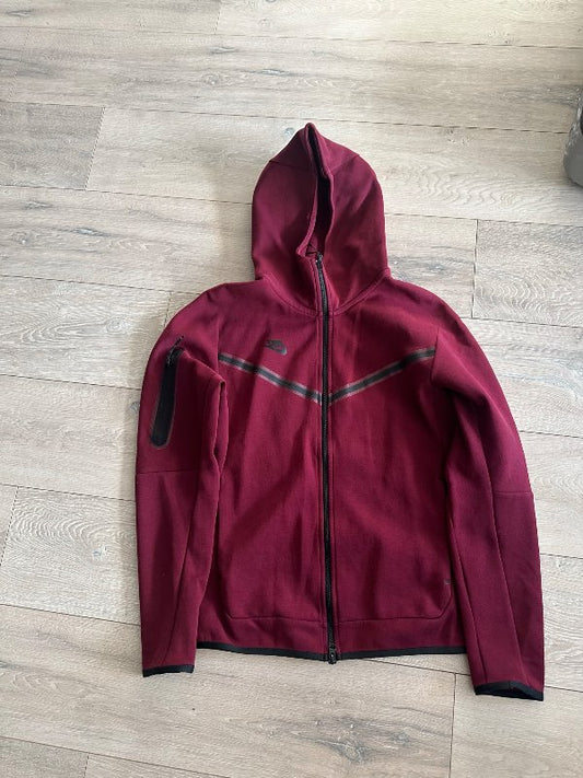 Rauð Nike tech fleece peysa