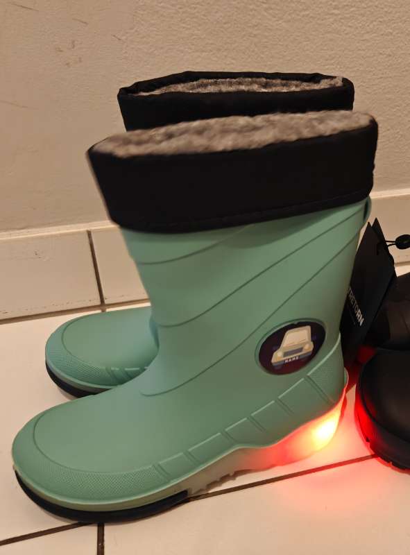 Rain shoes