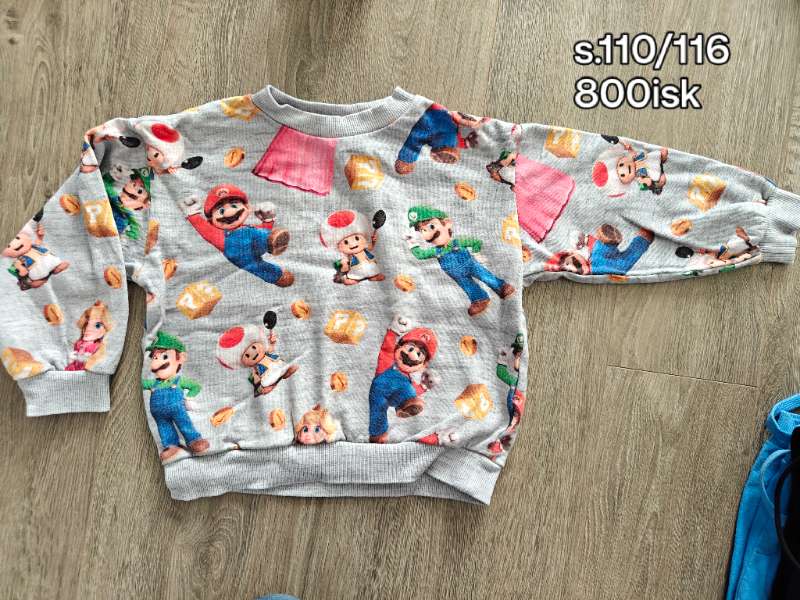 Super Mario gráa peysa
