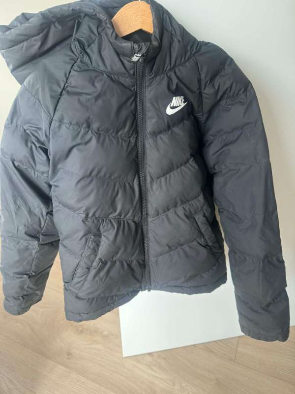 Svört Nike úlpa