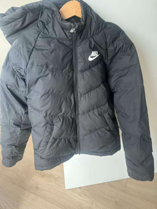 Svört Nike úlpa