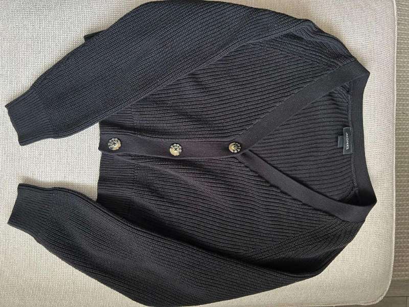 MONKI svört hneppt peysa