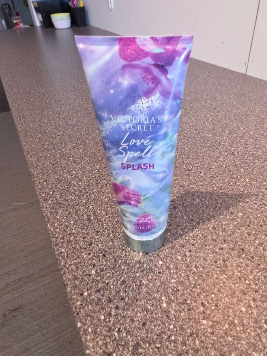 Victoria secret love spell nýtt