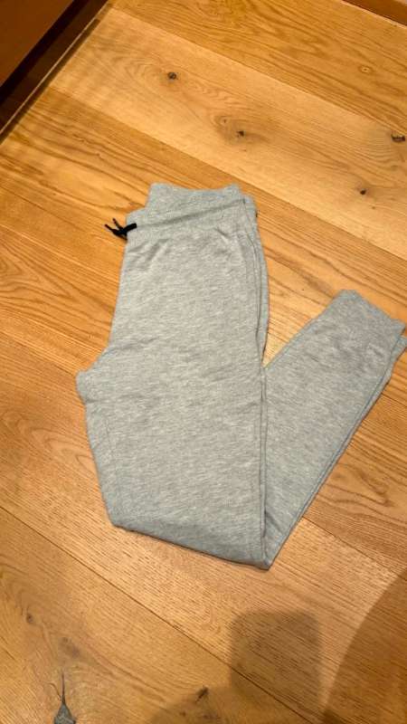 Gráar joggingbuxur