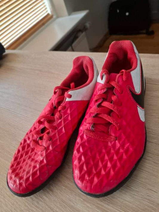 NIKE gerivigrassskór