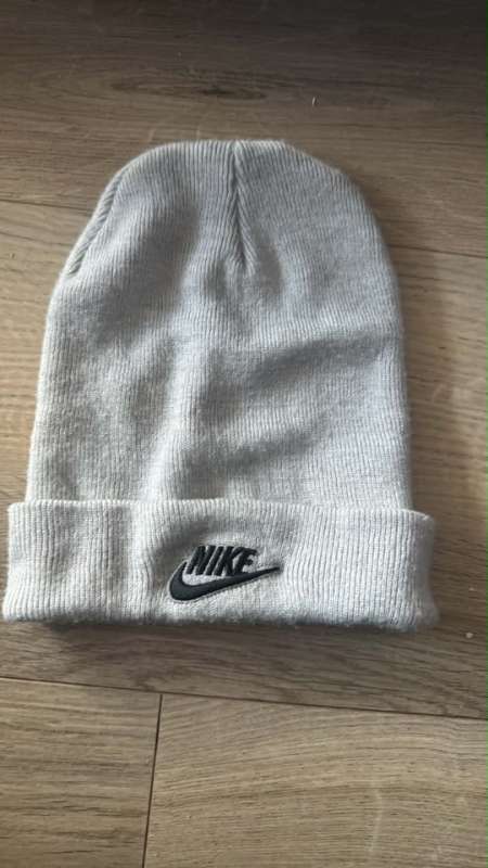 Nike grá húfa