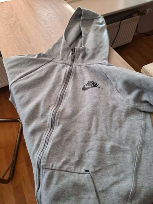 Nike hettupeysa grá