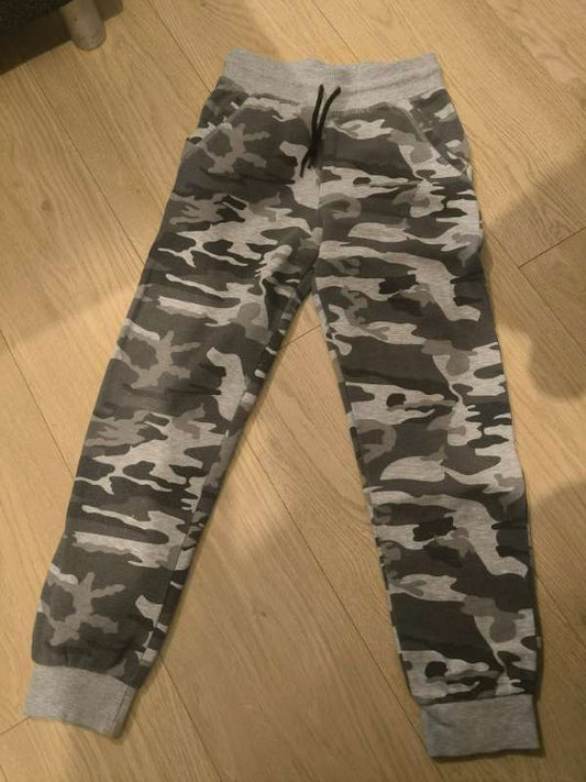 Buxur, gráar camo. Primark