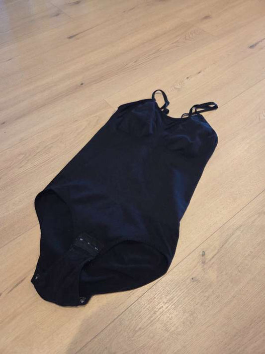 Aðhaldssamfella Svört