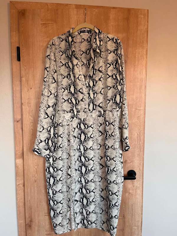 Boohoo Snáka skinns kjóll