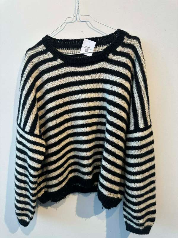 Heimaprjón svört og hvít röndótt