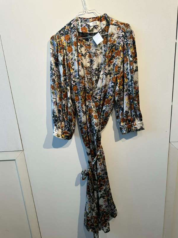 Blómakjóll bundinn Love&Devine