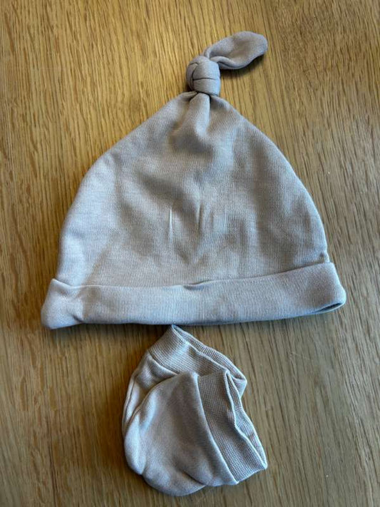 Nýburahúfa og vettlingar