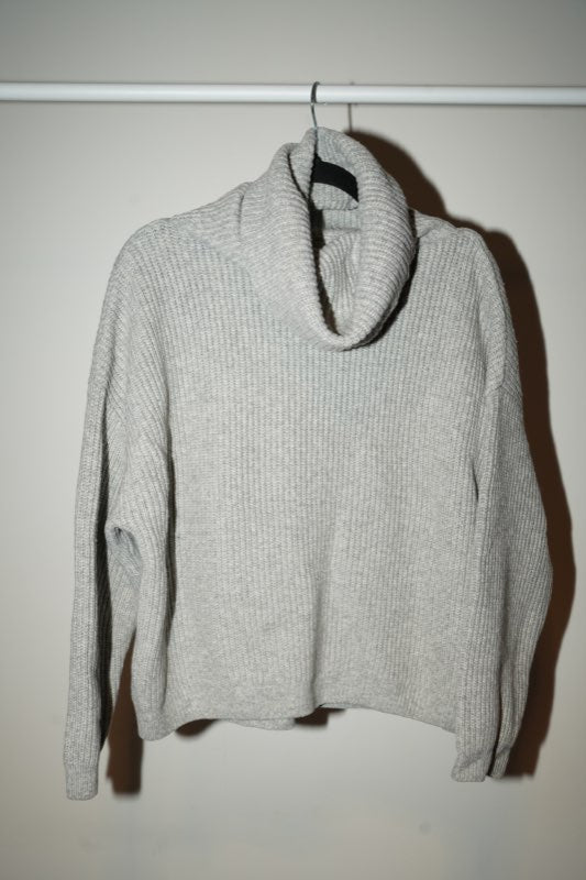 H&M grey peysa