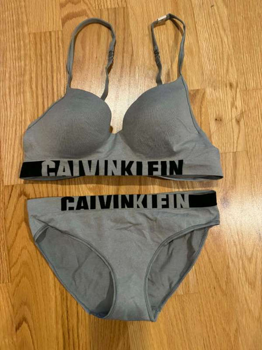 CK grátt sett