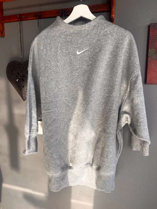 Grá Nike peysa síð