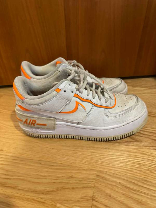 Nike hvítir og appelsínug.skór