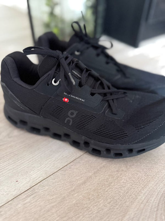 On Cloudstratus black shoes