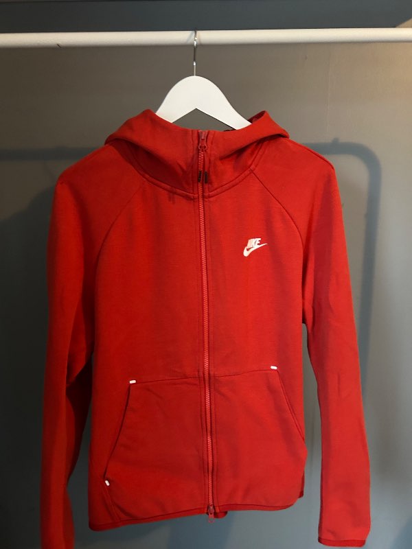 Nike tech fleece peysa rauð