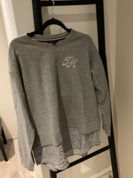 Tommy grá peysa með skyrtu