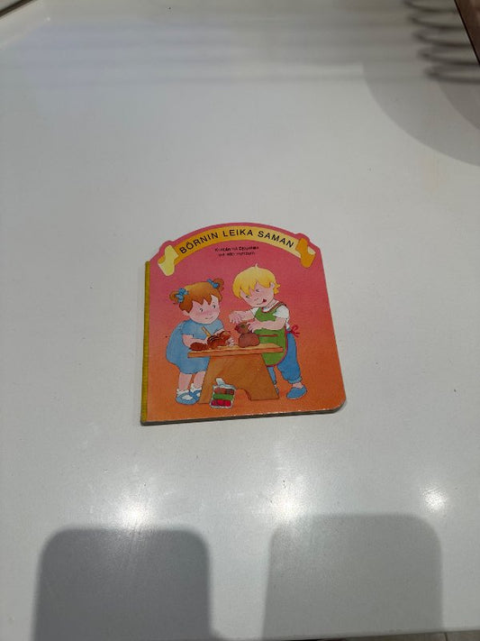 Bók Börnin leika saman