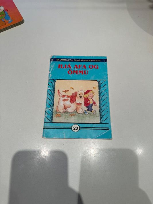 Bók Hjá ömmu og afa