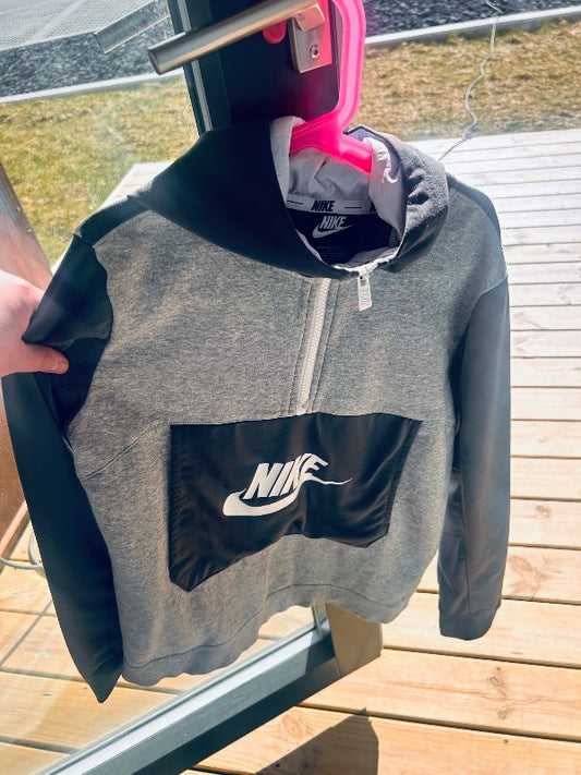 NIKE Hettupeysa