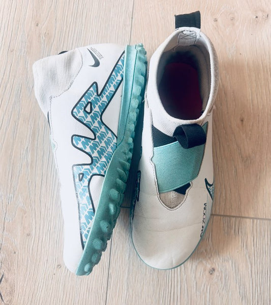 NIKE Gervigrasskór