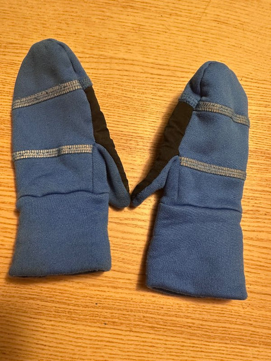 Hjallastefnan blue gloves