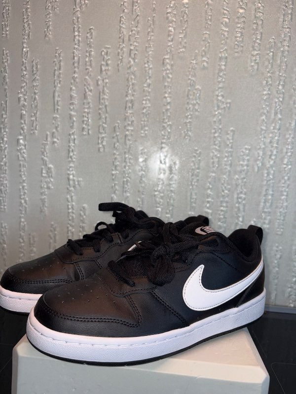 Svartir Nike skór