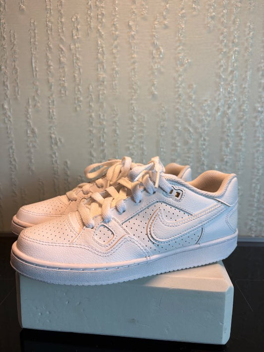 Hvítir Nike skór
