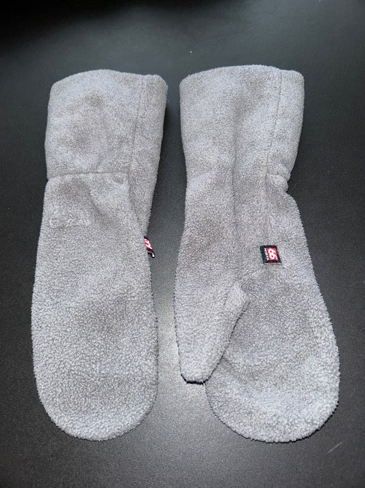 66 gráir flísvettlingar