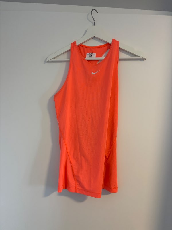 nike bleikur æfingabolur