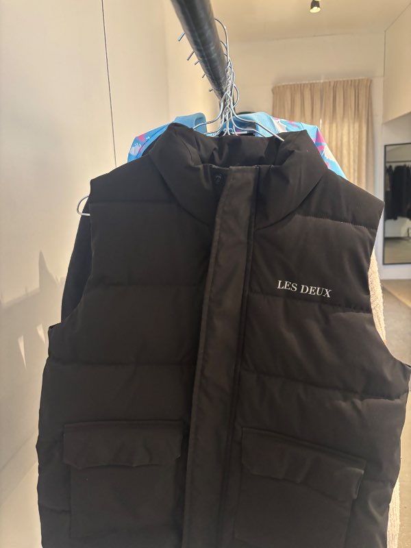 LES DEUX Vesti