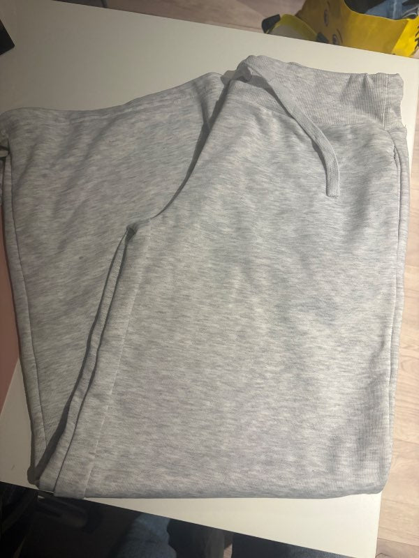 Gráar joggings buxur