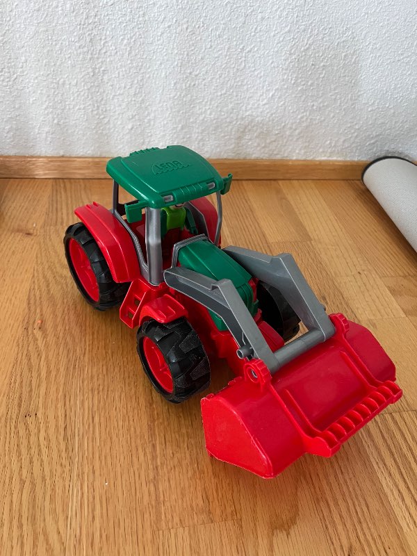 Red tractor Lenna