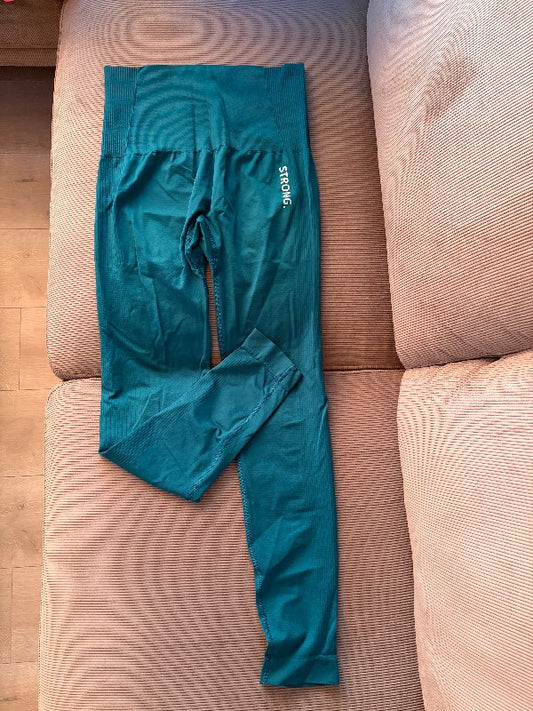 STRONG. leggings green