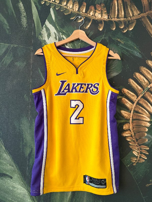 NBA Lakers top