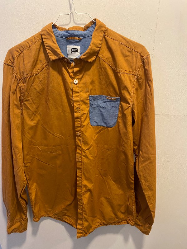 GulBrún skyrta m/bláum vasa