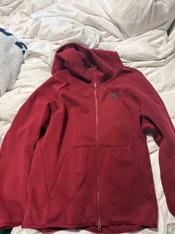 Rauð Nike peysa