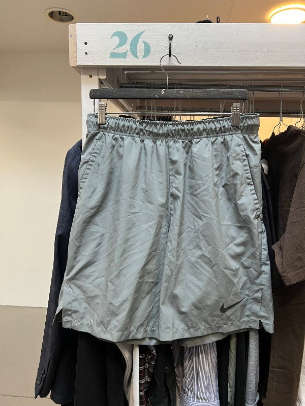 Nike Stuttbuxur - Gráar