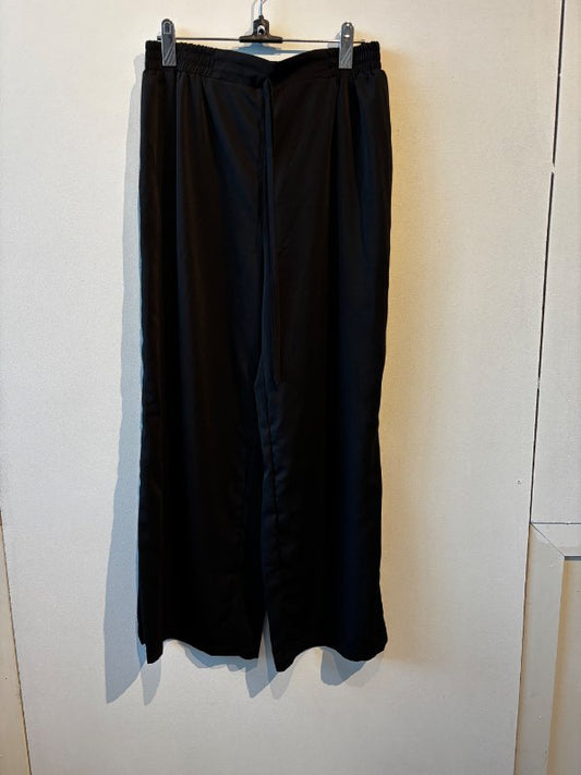 Svartar víðar buxur