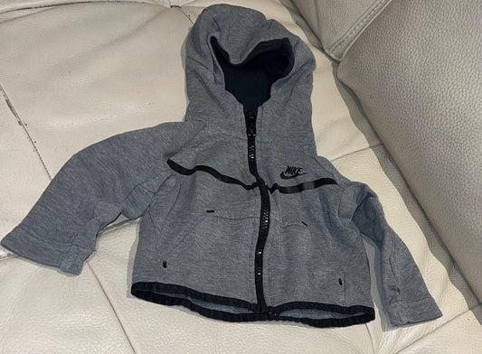 Nike rennd peysa