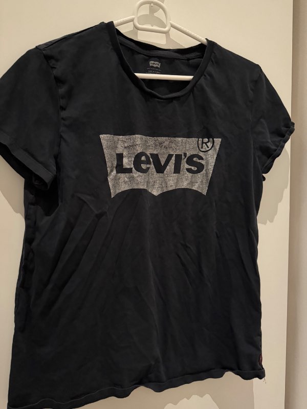 Levis svartur bolur