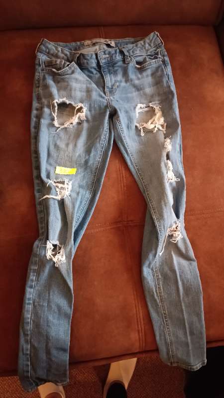 Jeans With Wholes