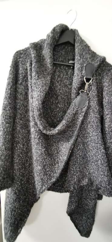 DIVERSE PONCHO SWEATER