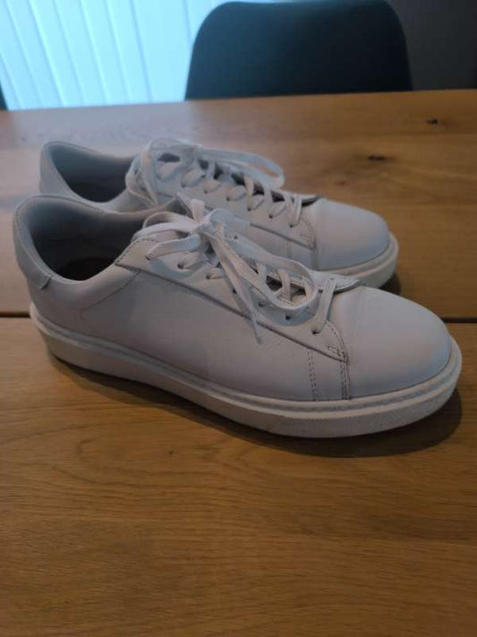 Hvítir strigaskór St 43