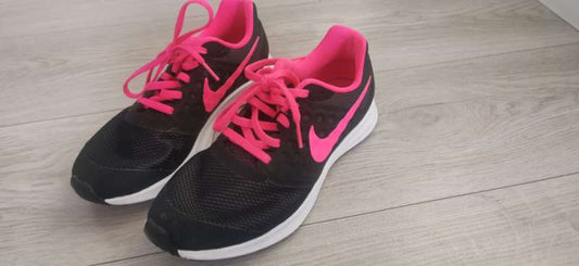 NIKE WOMEN'S SPORTS SHOES